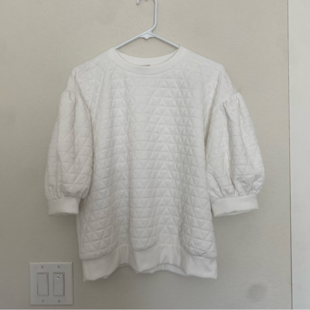 White quilted puffed sleeve sweater